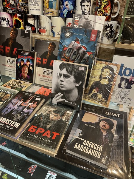 Интересная экскурсия, погружающая в атмосферу фильма Брат. Посетили все локации мест съемок, узнала больше о режиссере