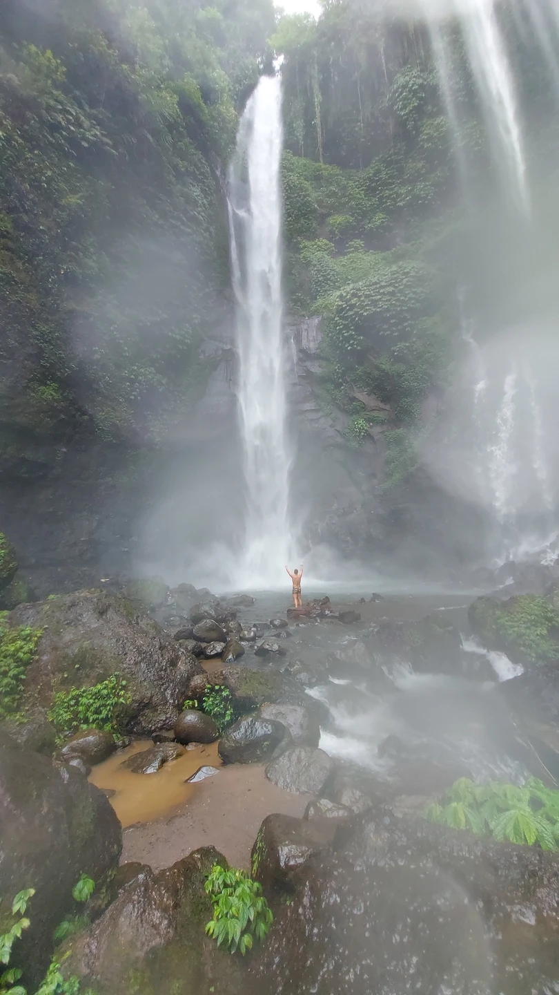 Гид Эрди хорошо говорит на русском