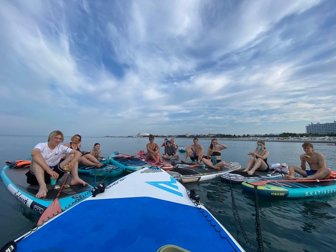 Приехала в Сочи с 3 подростками, решили поплавать на сапах - причем в необычном формате, встретить