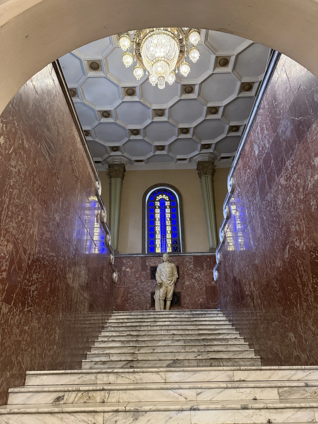 Экскурсия очень познавательна! Проходила на двух языках! Экскурсоводу отдельное спасибо за профессионализм!