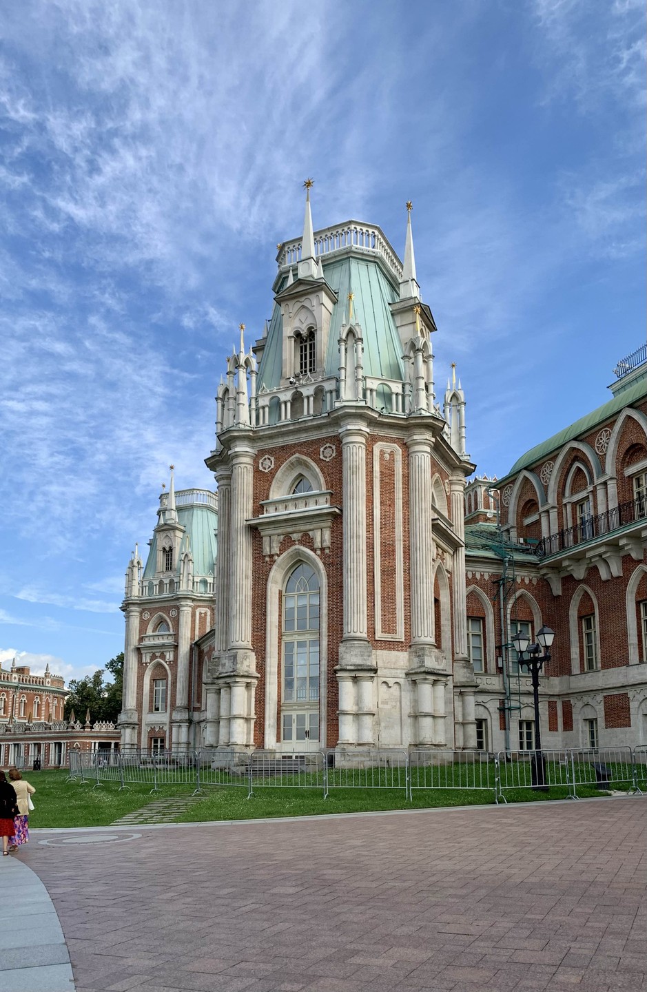 В первую очередь хочу отметить влюбленность гида в Царицыно и глубокую преданность Родине. Это неравнодушное отношение