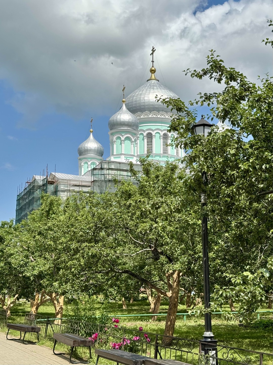 Александр прекрасно провел экскурсию по территории монастыря. Рассказ и повествования интересны и познавательны. Точно берите время