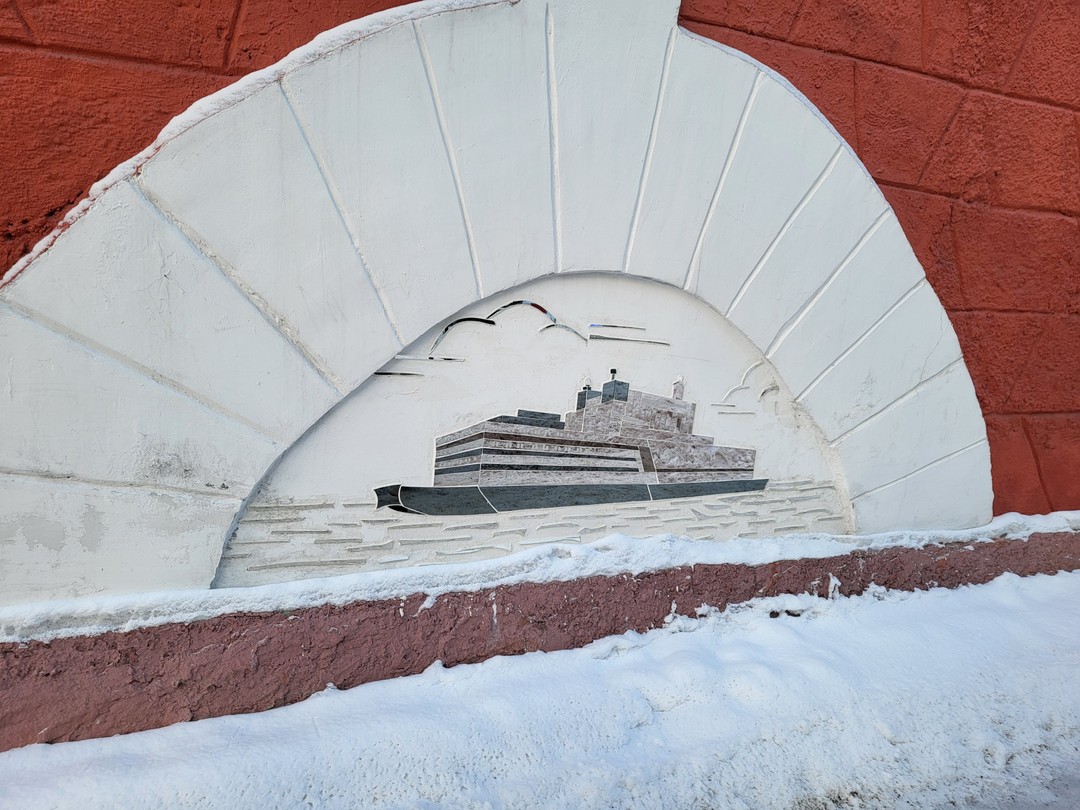 Были сегодня на экскурсии по Мурманску с Оксаной. Экскурсия началась по расписанию, и мы сразу пошли