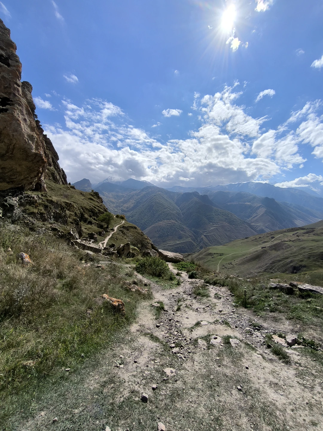 Спасибо большое, Николай поездка очень понравилась. Интересный рассказ, прекрасное шато, удивительные горы, отличные влажные салфетки;)))