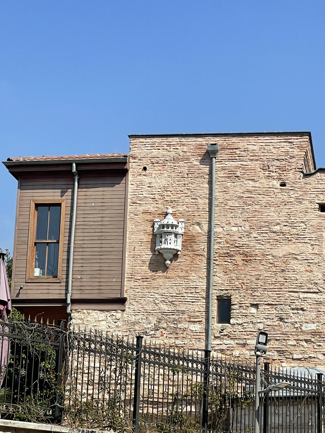 Нам очень понравилась экскурсия - прогулка неспешным ритмом с Вероникой! Гид не только владеет материалом, но