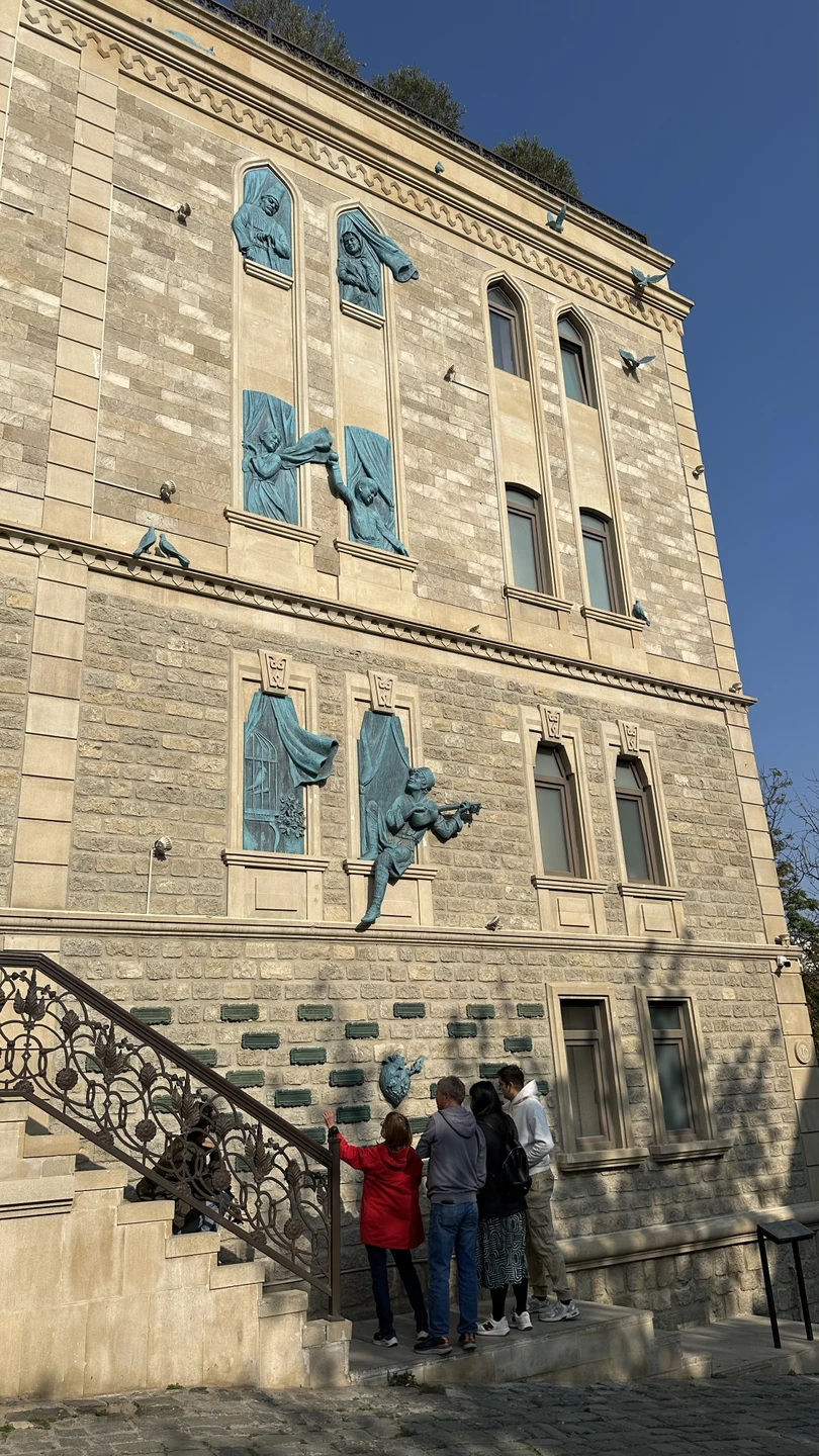 Мне очень понравилась экскурсия, гид Джамаль увлеченно, энергично, интересно, захватывающе рассказывает, полностью погружает в повествование, в