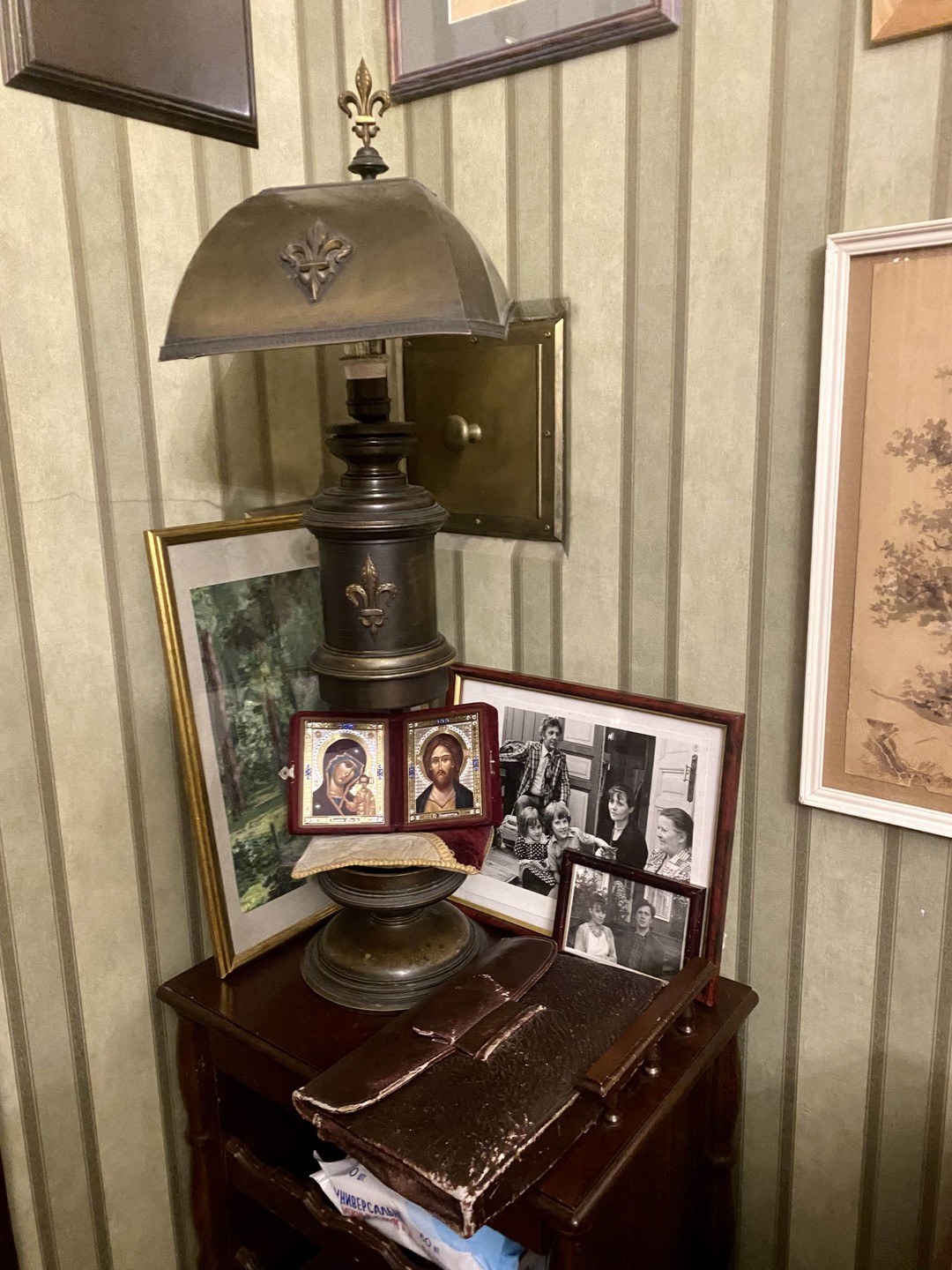 По-настоящему сходили в гости! Переобулись в тапочки, хозяйка интересно рассказывала о членах большой семьи Бенуа, в