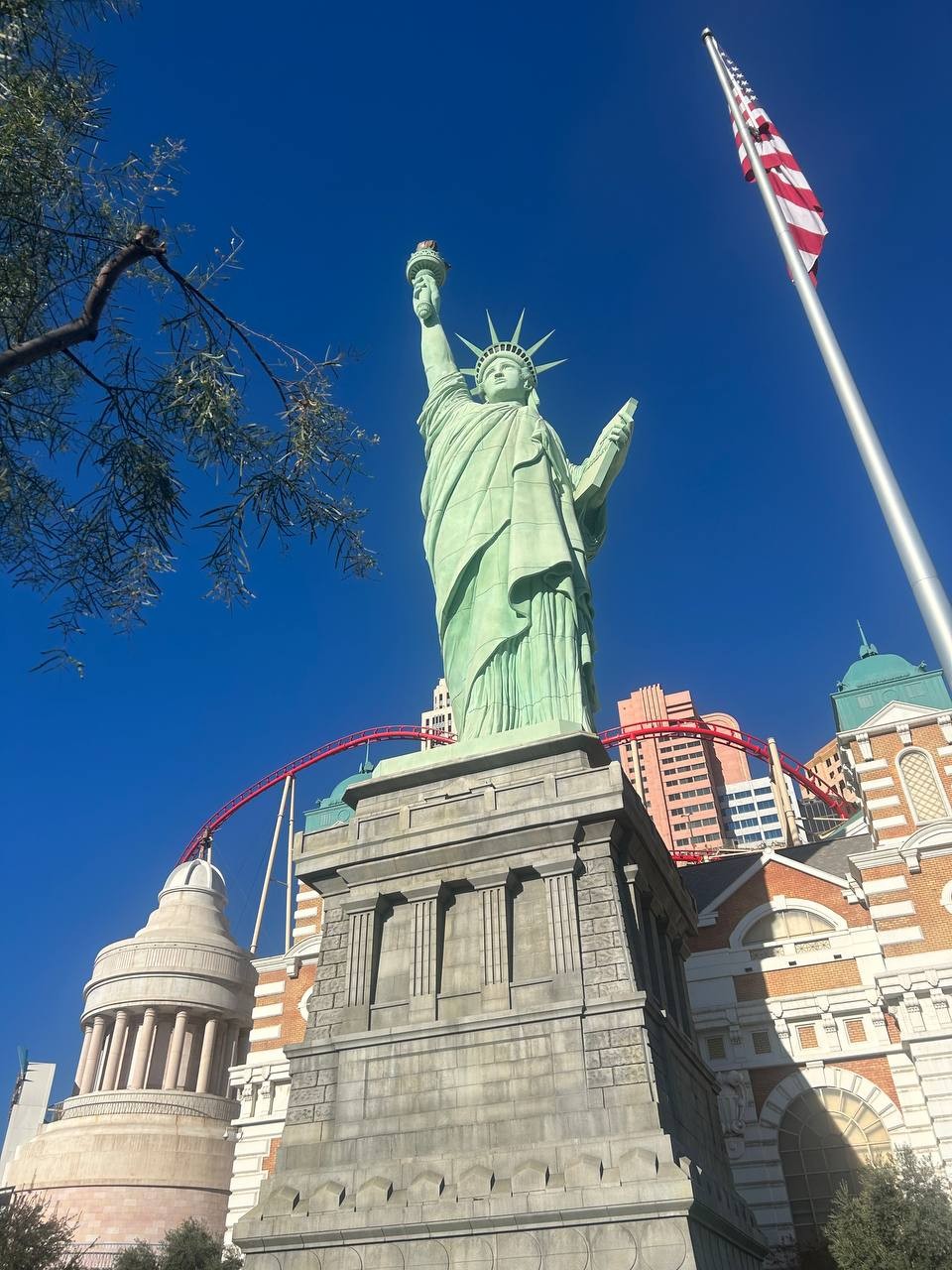 Виктория - это прекрасный гид. Профессионал с большой буквы. Кроме безупречной подачи информации туристам об объектах