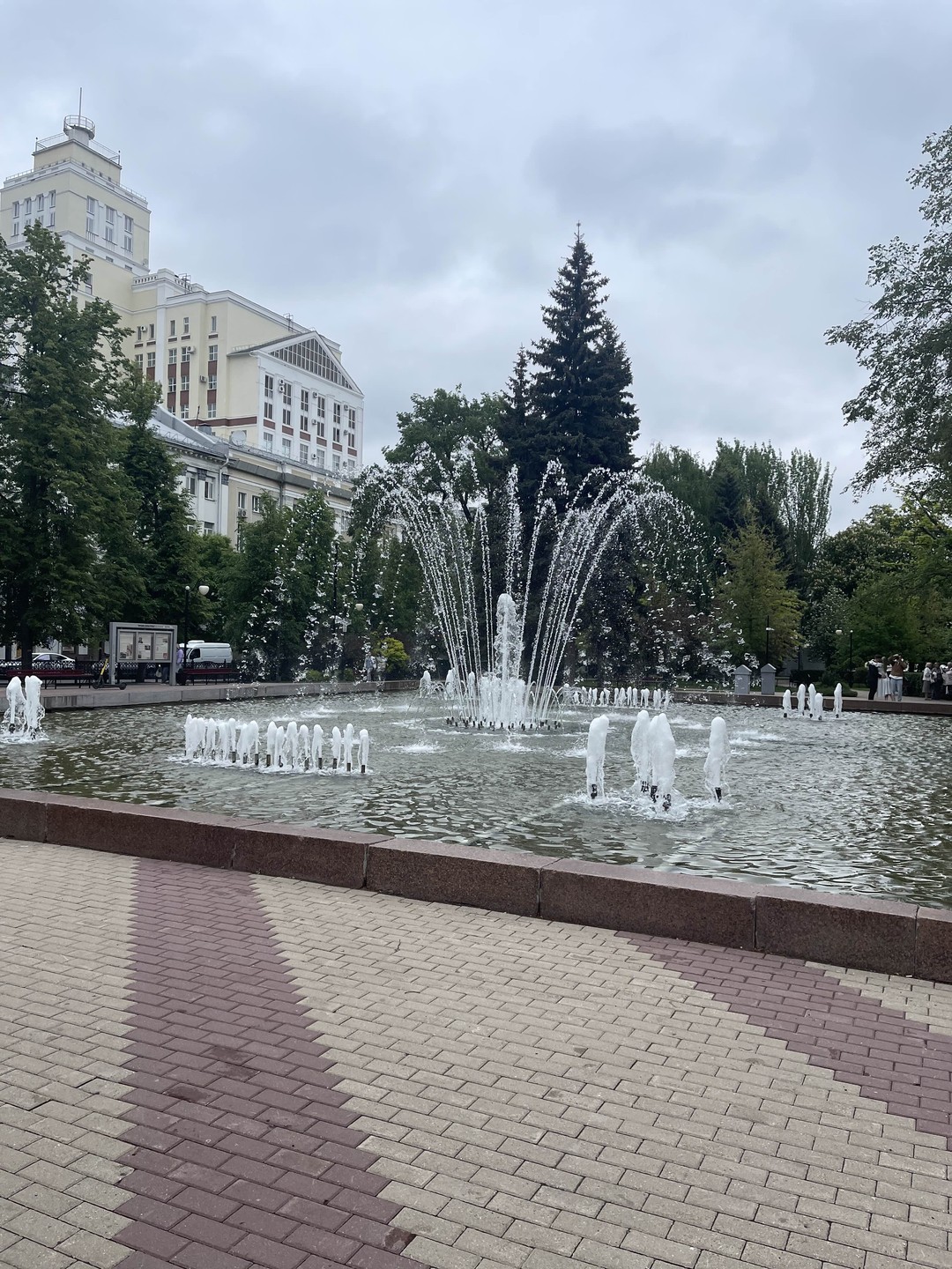 Доступно излагает материал, не перегружает информацией. Достаточно интересно, время быстро проходит. Рекомендую!