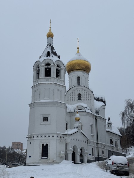 Не первый раз пользуемся форматом аудио экскурсии. Это позволяет не спеша, в своем темпе пройти весь