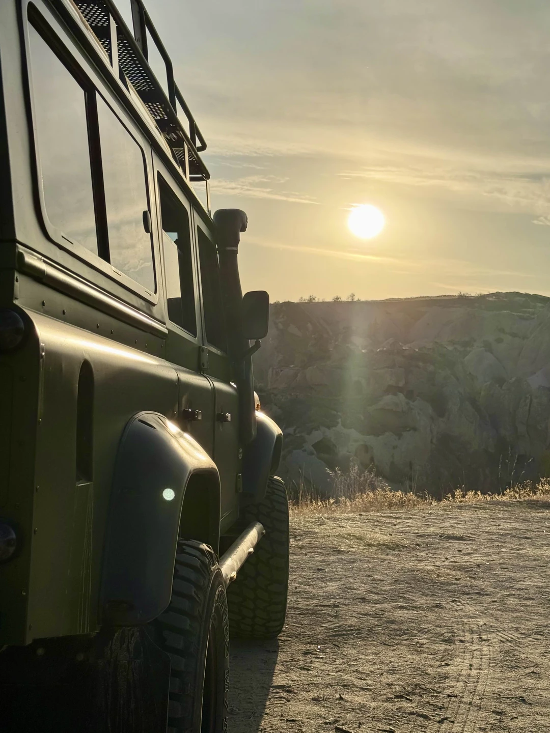 Отличная поездка, водитель очень уверенно и при этом иногда виртуозно прокатил нас по всем локациям, был