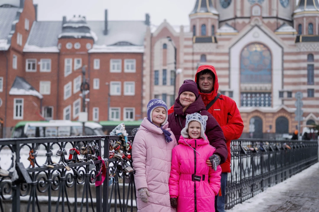 Нам понравилась прогулка с Юлией. Было ненавязчиво, легко и приятно. Юлия помогает с ракурсами, подсказывает. Результат нам всем тоже понравился 👍