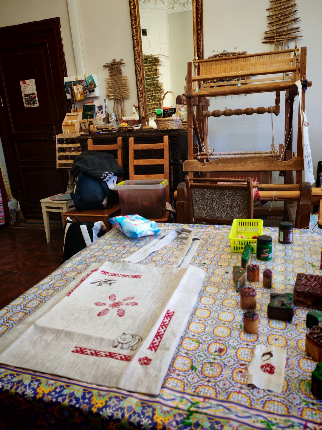 Замечательный мастер класс! Помимо основной программы — набойки на шоппер — послушали историю льна и ткачества