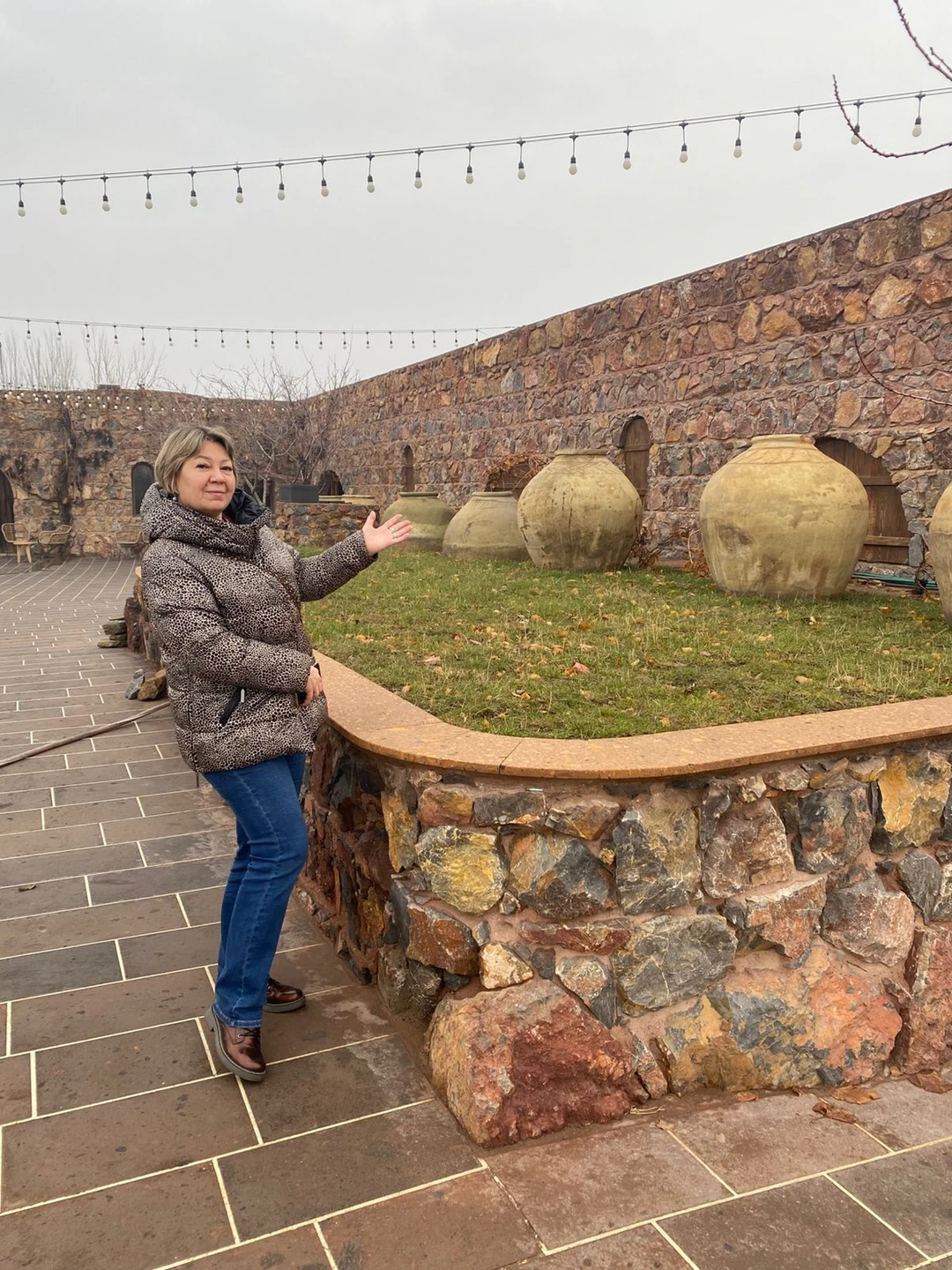 Были на экскурсии "Винное путешествие" с друзьями в начале декабря. Брали однодневный тур. Гидом был Тигран.