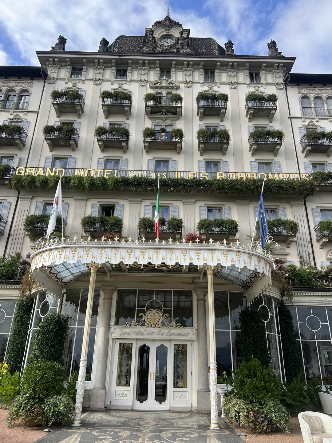 Тиана-прекрасный гид, встретила, все показала и рассказала убедительно! Дворец на острове Bella -это чудо из чудес!