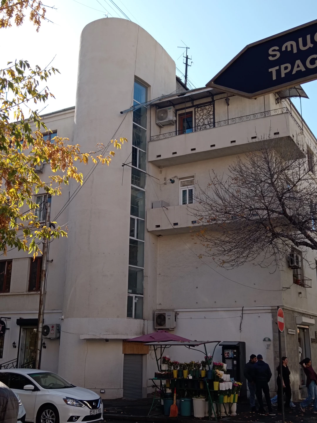 Знающий неравнодушный любящий свой город художник Ваграм показал Ереван от "чёрного" до "розового", мы увидели творения