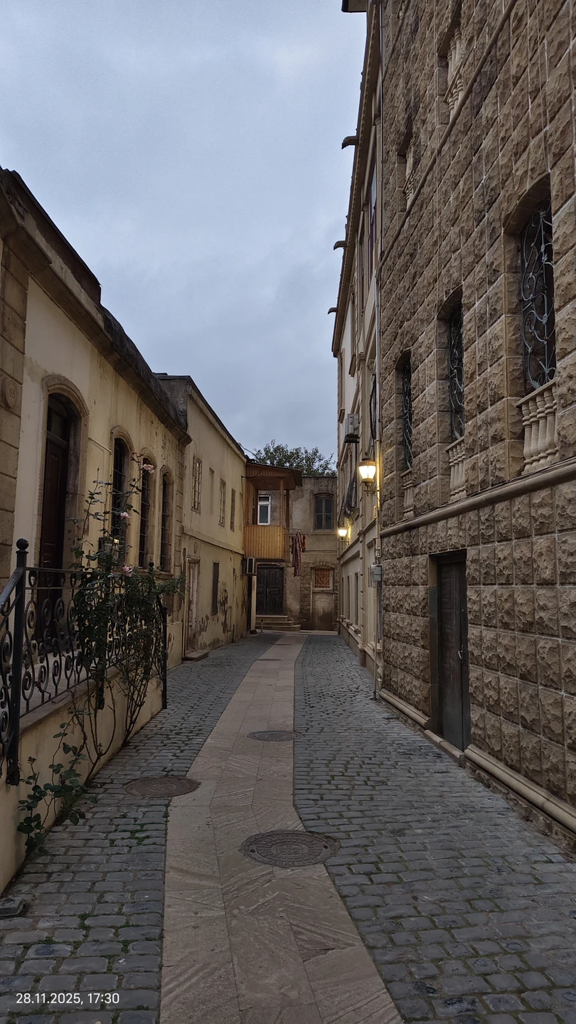 Джамал отличный гид, рекомендую. Прекрасно знает историю своего города, говорит на многих языках, может вас сфотографировать