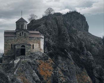Высокогорный перевал, древние Аланские храмы и звездное небо в обсерватории