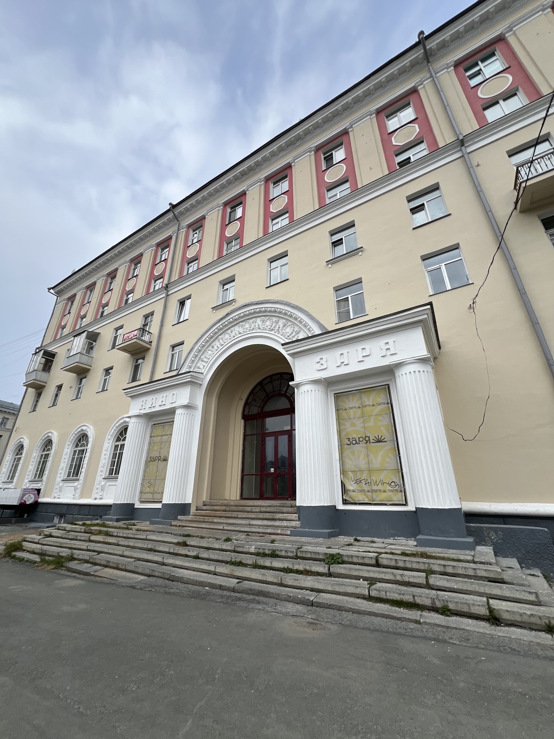 Спасибо большое Ане за емкую, но при этом очень содержательную экскурсию по Уралмашу и Эльмашу. За