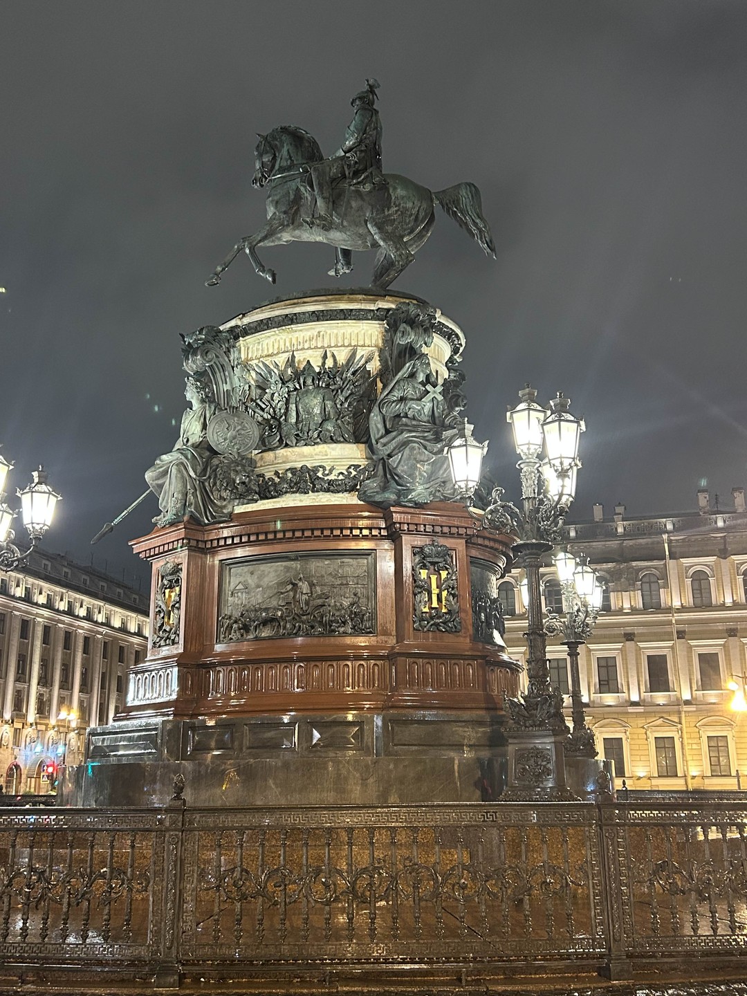 Все испортил конечно же дождь, с окна Вобще не видно достопримечательности, так как окна потеют. Но