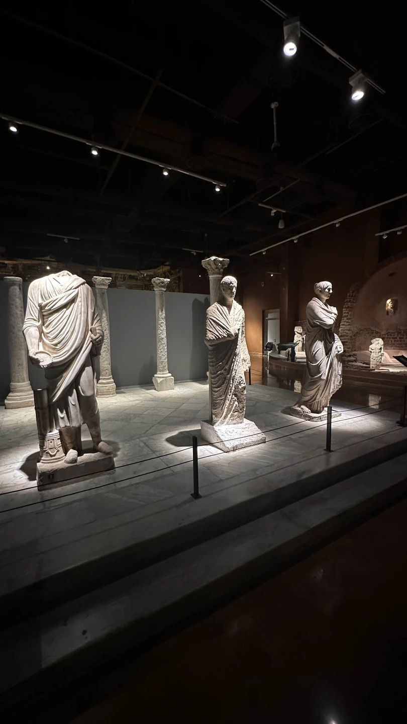 Смело рекомендуем! Этот гид от бога, замечательно знает историю, русский язык и обладает волшебной харизмой! Даже