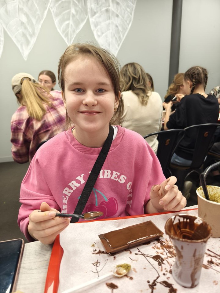 С дочкой 11 лет посетили мастер-класс по новомодному дубайскому шоколаду. Сделали шоколад легко и задорно и