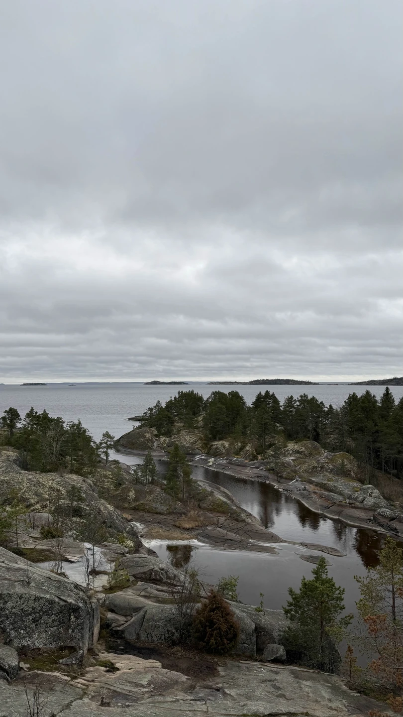 Так как лед на Ладоге 25 декабря еще не встал, шли не на аэролодке, а на