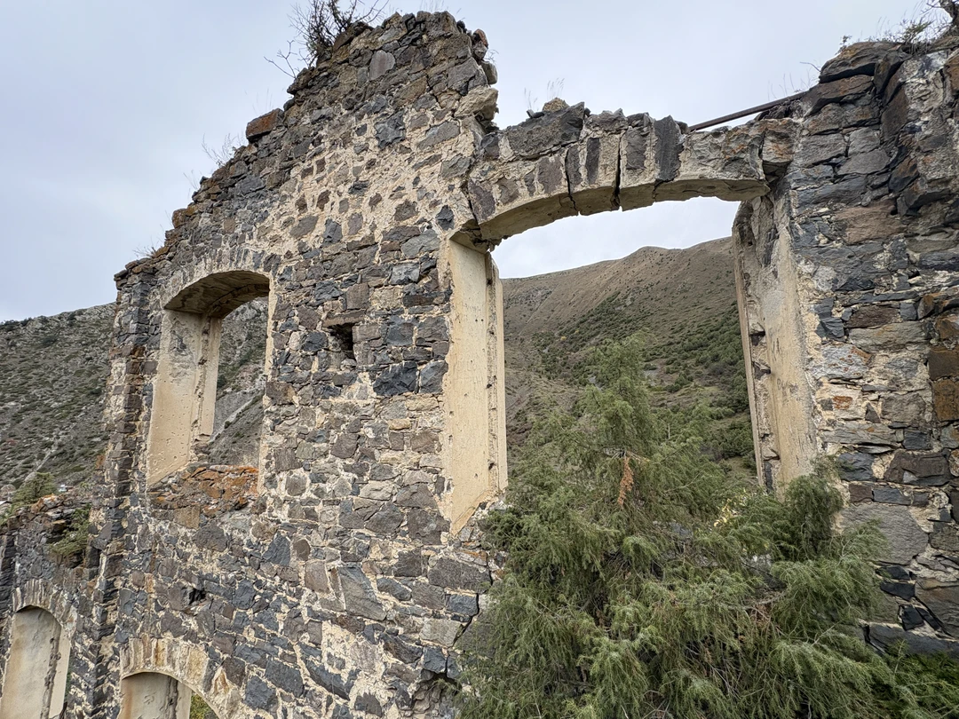 Очень интересная, познавательная, с невероятными видами экскурсия! Огромная благодарность экскурсоводу Олегу! Деликатно, содержательно, с любовью к