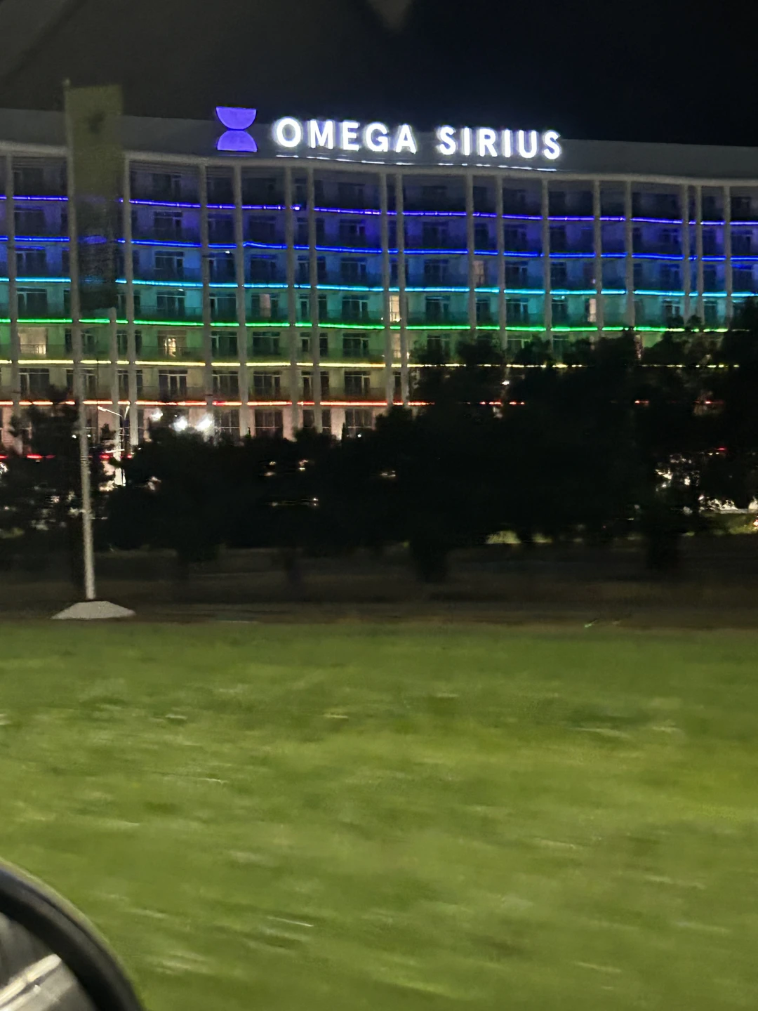 Антон был замечательным водителем,экскурсоводом. Все доступно и интересно рассказал, показал. Шоу Фонтанов было незабываемо. Дорога туда