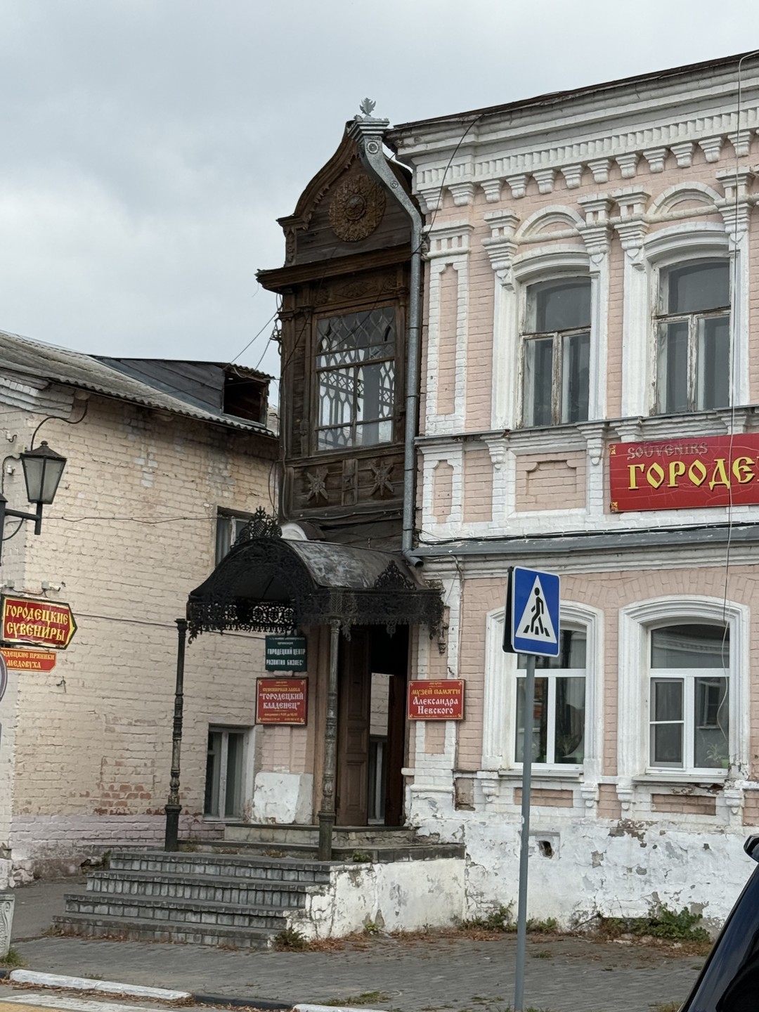 Экскурсия была комфортной, организатор очень гостеприимный. Всю дорогу Туда и обратно сопровождал нас экскурсионным рассказом. Показал