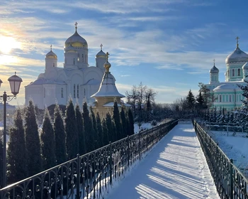 Знакомство с Дивеевским женским монастырём, Святая канавка, участие в службах по желанию