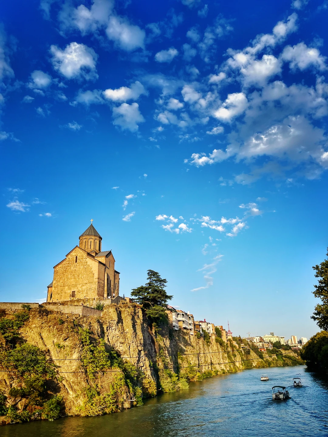 Чудесная получилась прогулка. Мы потихоньку продвигались по маршруту из файлика, с перерывами на кофе и барчики