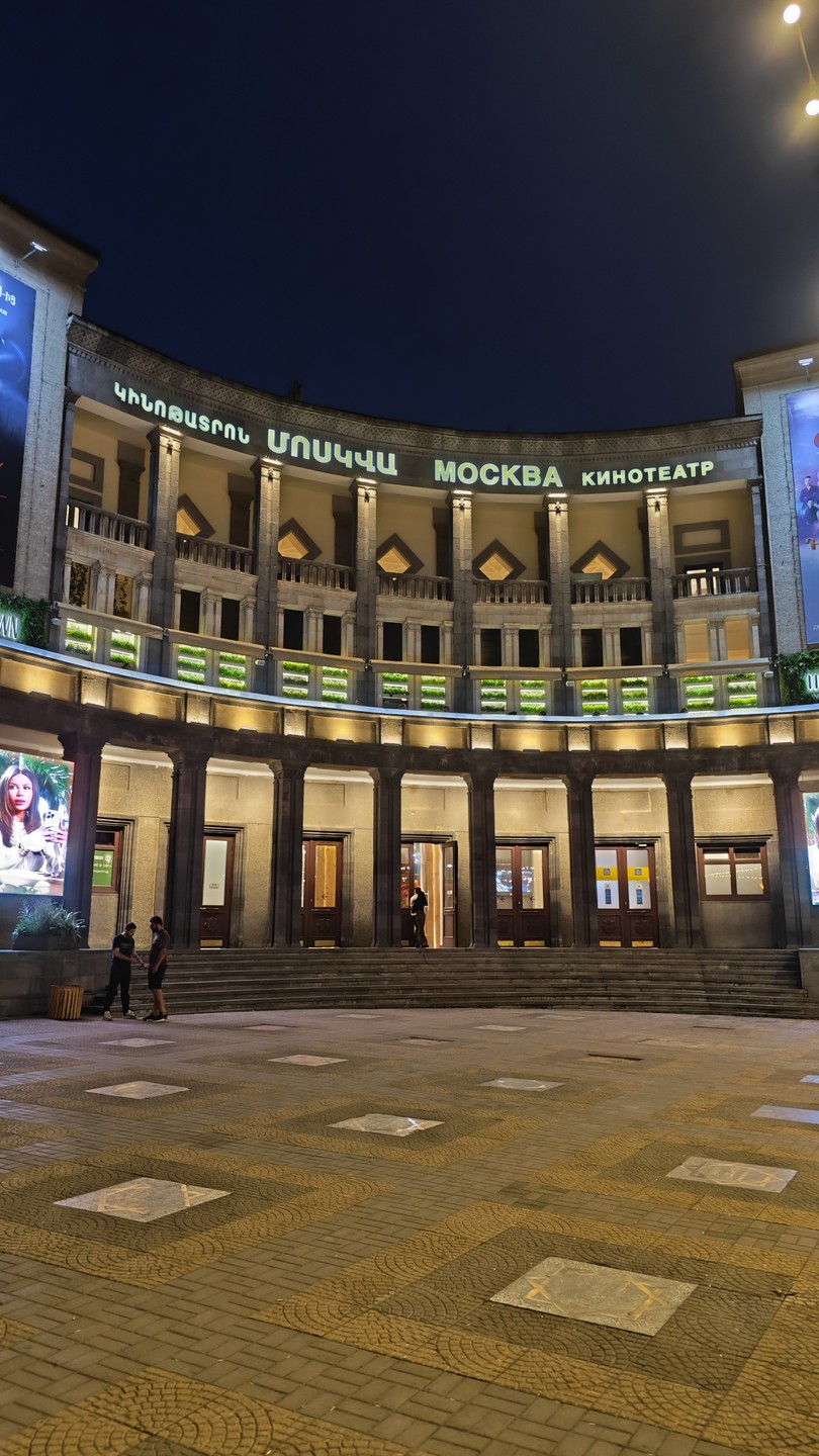 взяли вечернюю прогулку по городу. экскурсию нам провела Анна. прекрасный человек, отличный гид. рассказала, показала и