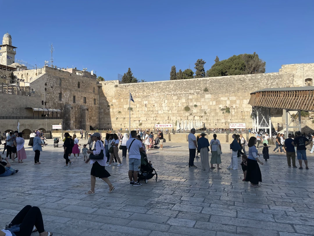 Посетили Израиль семьей с двумя детьми 3 и 8 лет в конце августа 2023.