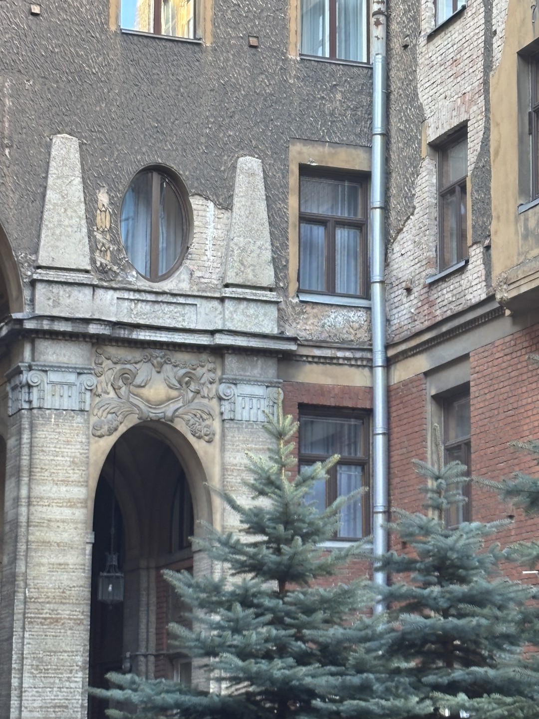 Были с мамой. Квест интересный. Места очень необычные. Столько впечатлений! Ходить много надо. Мы не осилили