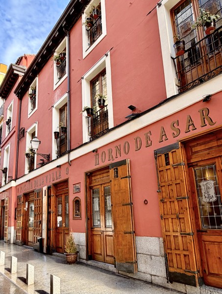 Итак… Мадрид нас встретил теплой дождливой погодой и ярким, умным и максимально приятным гидом, а именно