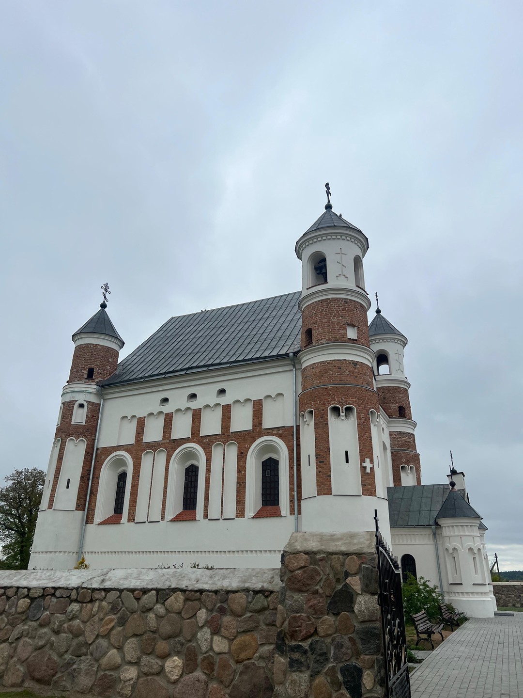 Экскурсия очень понравилась. Хотя погода в начале дня не располагала к поездкам, шел проливной дождь, мы