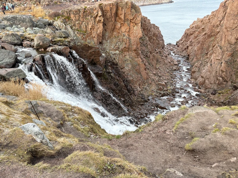 Замечательная экскурсия в Териберку, которая оставила багаж позитивных эмоций и приятных воспоминаний. Экскурсия занимает целый день,
