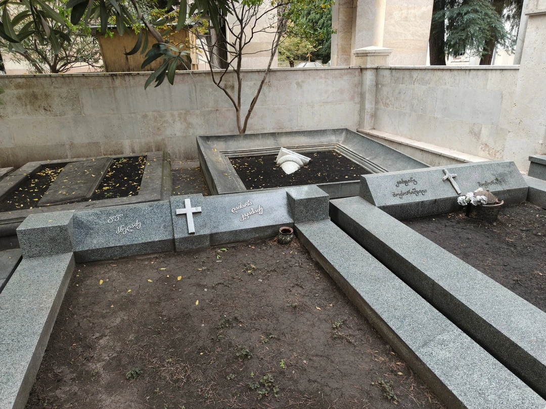 Экскурсия предлагает очень необычный взгляд на историю Грузии. В процессе прогулки мы видели могилы множества публичных