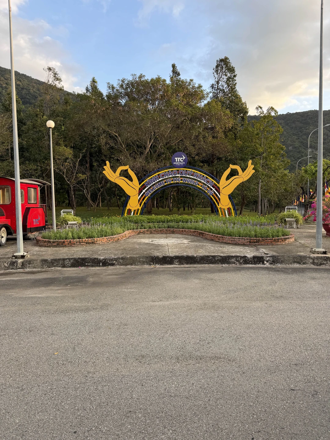 Интересная экскурсия, недалеко от Муйне посмотреть на Вьетнам с горы, полюбоваться видами. Гид Элла - все