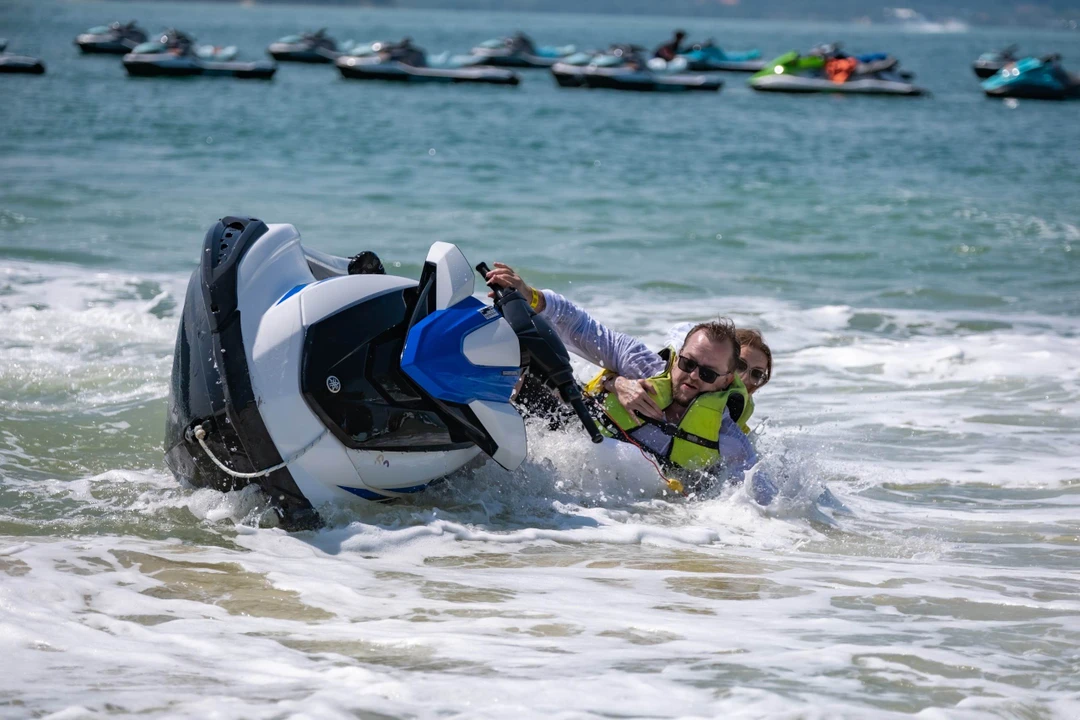 Всем доброго времени. Это не экскурсия, а катание на гидроциклах со скоростью 70 км/ч примерно, зависит