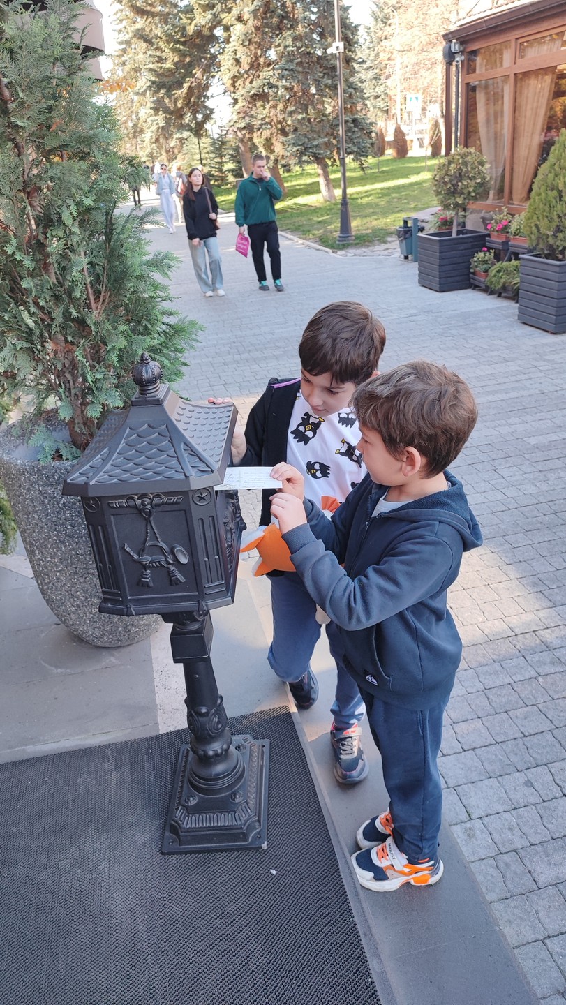 Были с 2 детками (6 и 7 лет). Экскурсия очень понравилась. Маршрут не большой, много разного