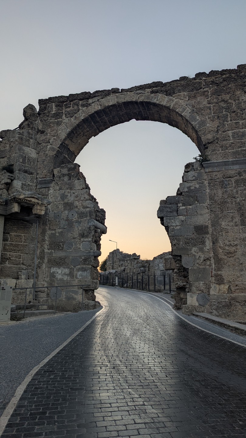 Большое спасибо Нури за интересную экскурсию по древнему Сиде. Благодаря его рассказу, мы не просто смотрели