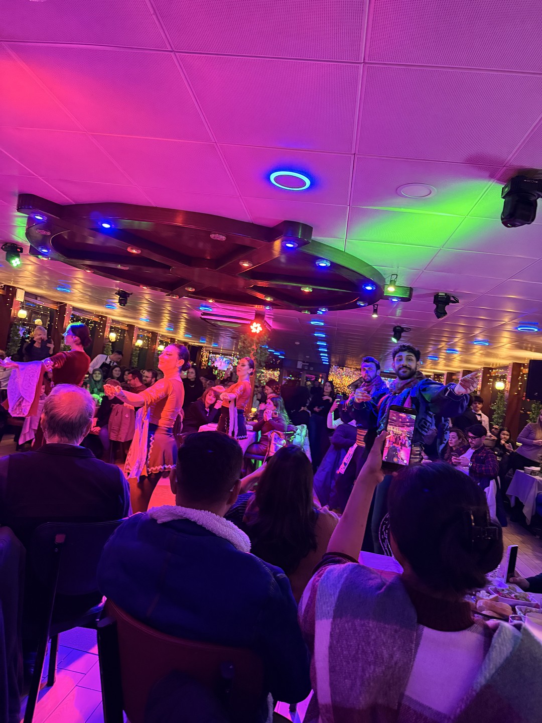 Отличная программа, очень здорово отдохнули, посмотрели на ночной Стамбул с Босфора, послушали песни в живом исполнении