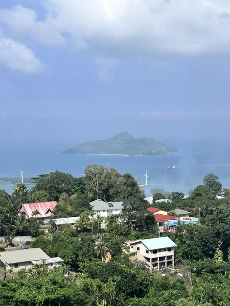 Спасибо Захару за прекрасный день, который мы провели на экскурсии по Маэ. Все четко, ясно, содержательно.