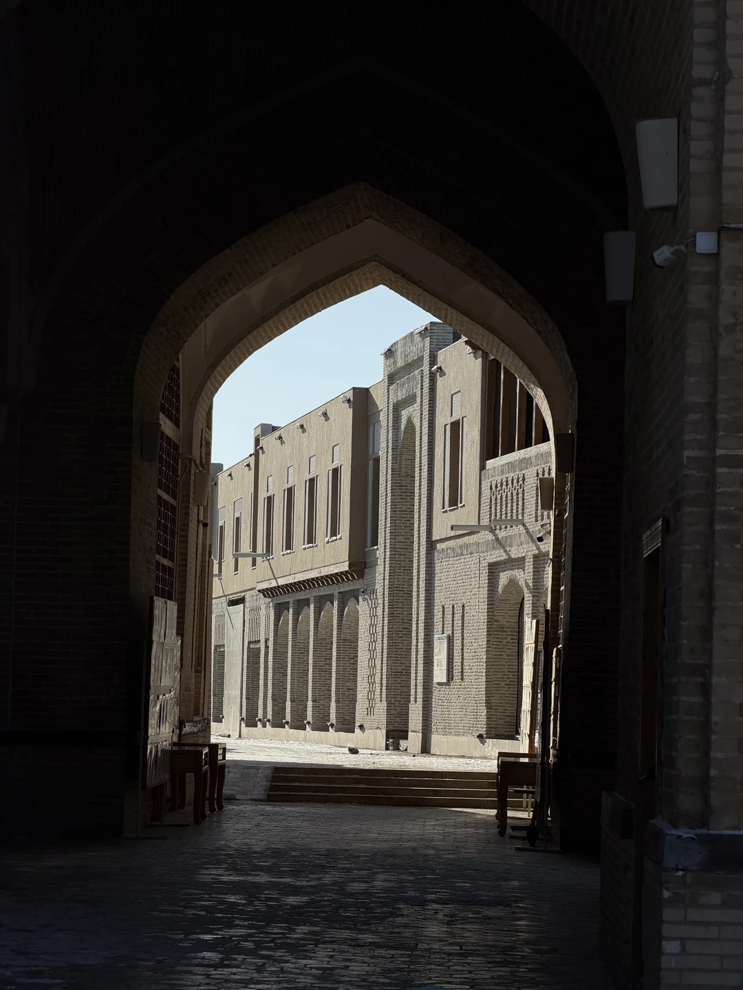 Экскурсия пешеходная, и это ее огромный плюс. Всё компактно, логично, без лишней суеты и переездов. Темп был комфортным, с паузами на фотографии, чай