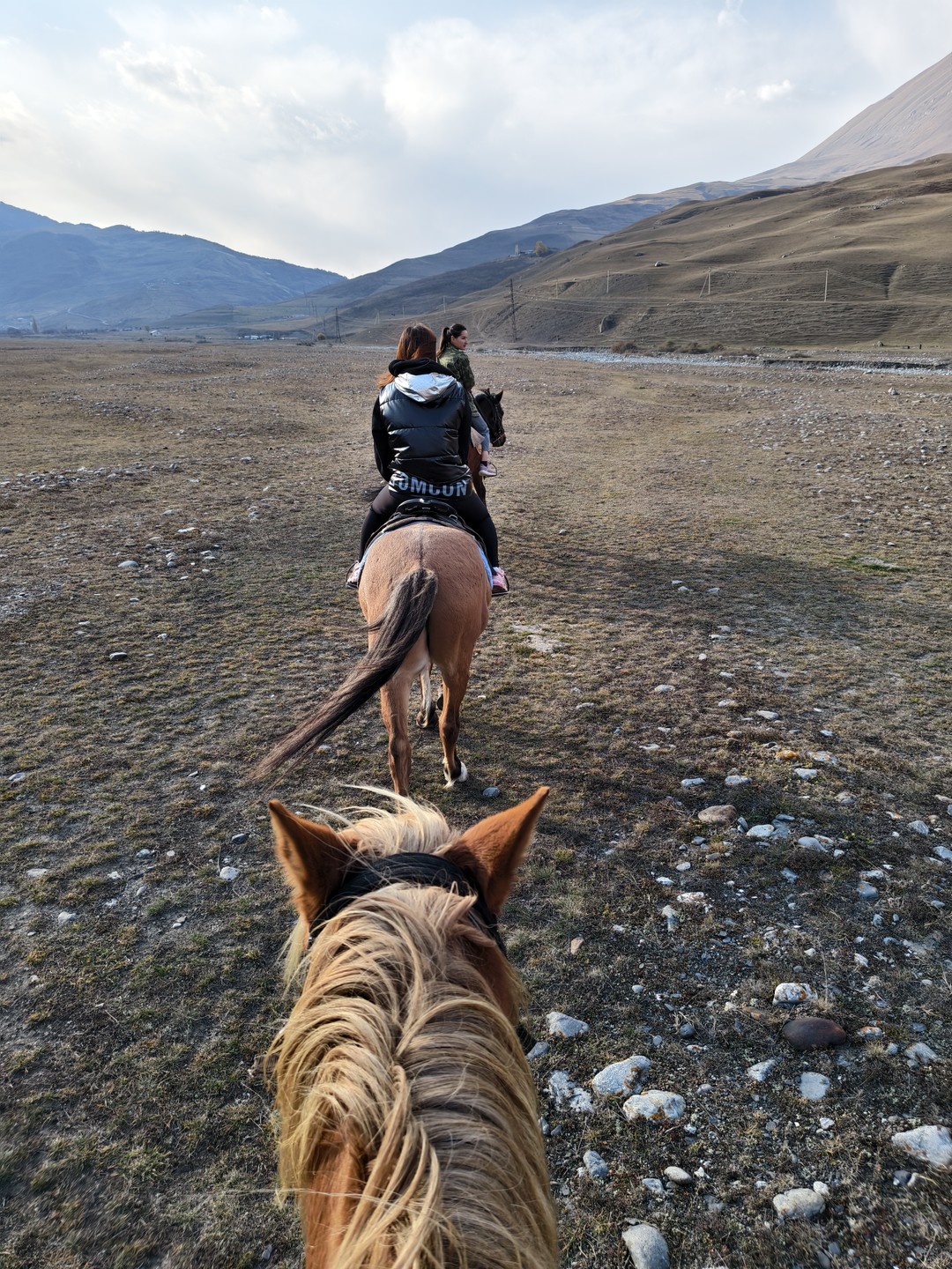 Все было великолепно: шикарный инструктор, добрые кони, прекрасные виды гор! Обязательно вернусь!