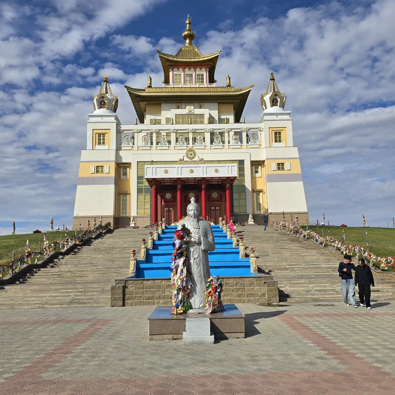 Экскурсия была потрясающая! Мы посетили два буддийских храма, покатались на верблюдах и поели блюда калмыцкой кухни.