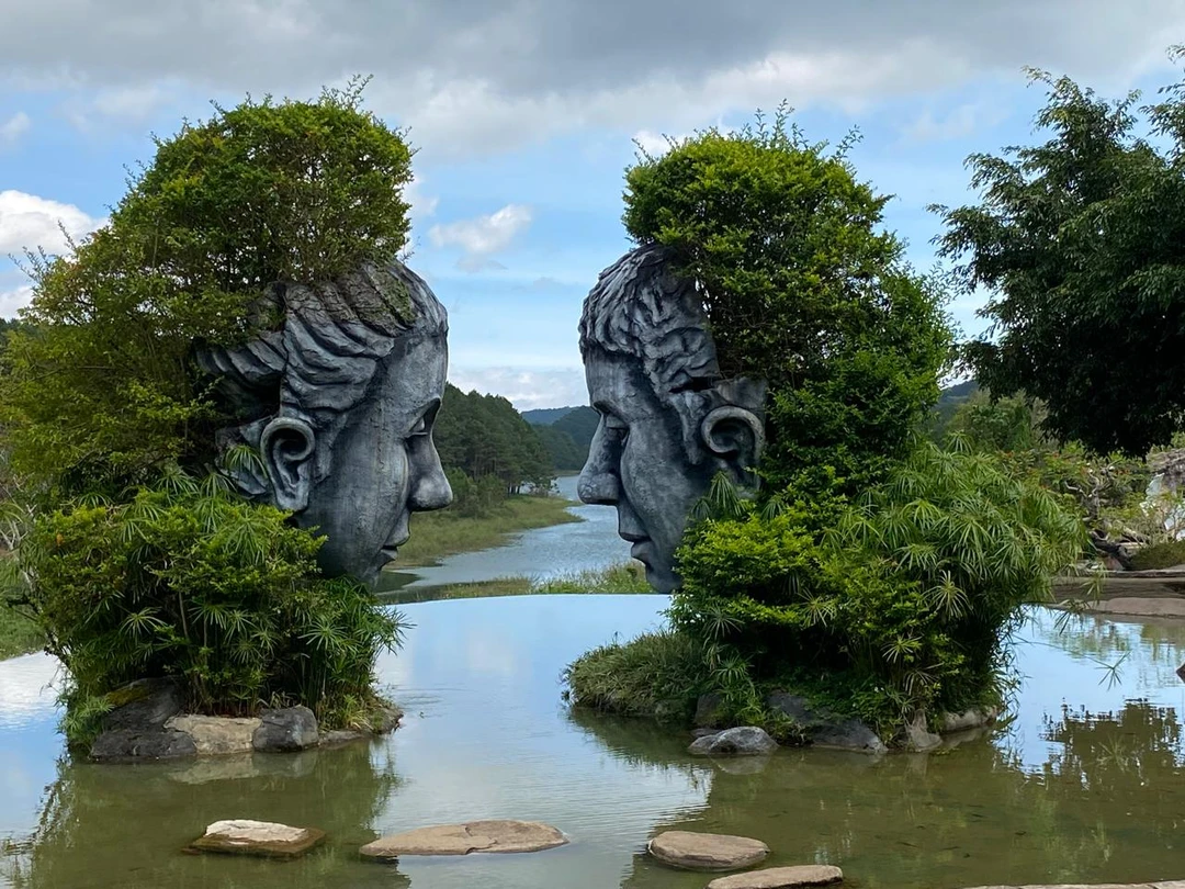 Отличная экскурсия, отработанная до мелочей. Проходила на комфортном новом автомобиле, оборудованием USB входами, удобными креслами. Все