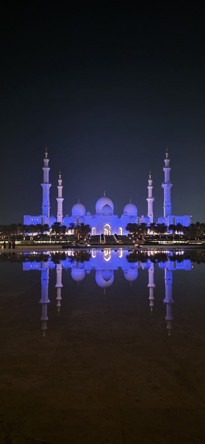 Поездка вчера в Абу-Даби из Дубая прошла восхитительно. Водитель-гид Умид прекрасно говорит по-русски, знает историю страны